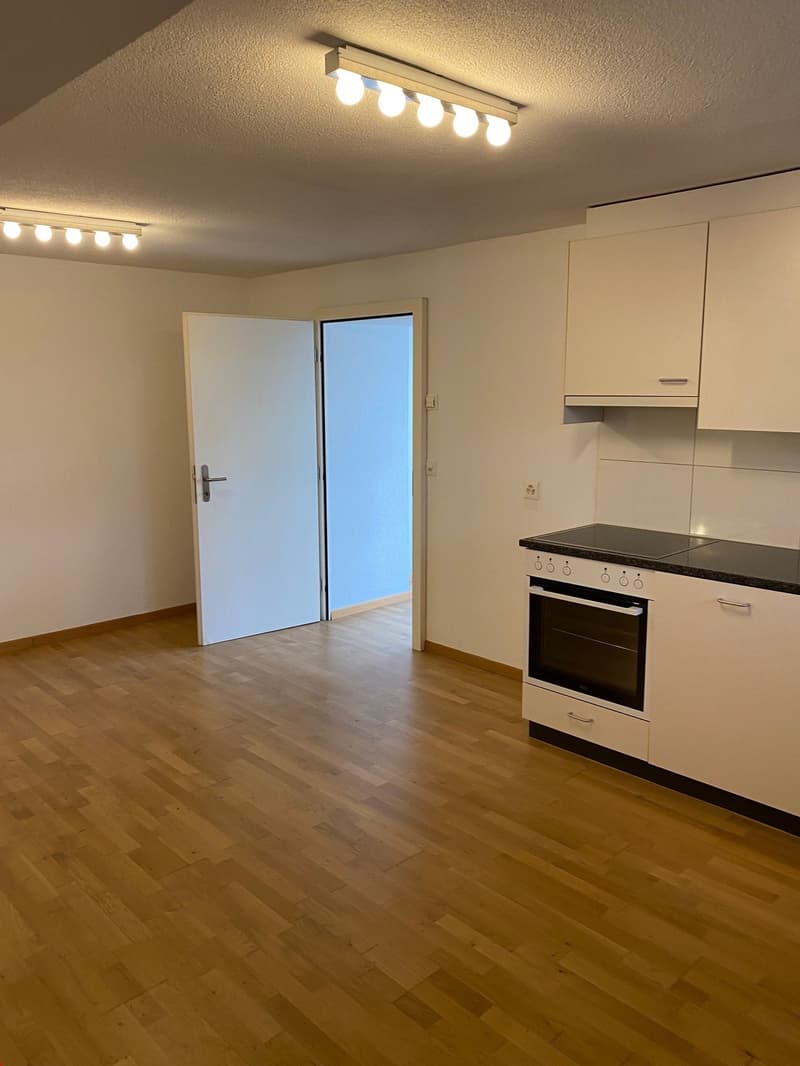 Hübsche, moderne und praktische Küche mit Durchgang zum Schlafzimmer
