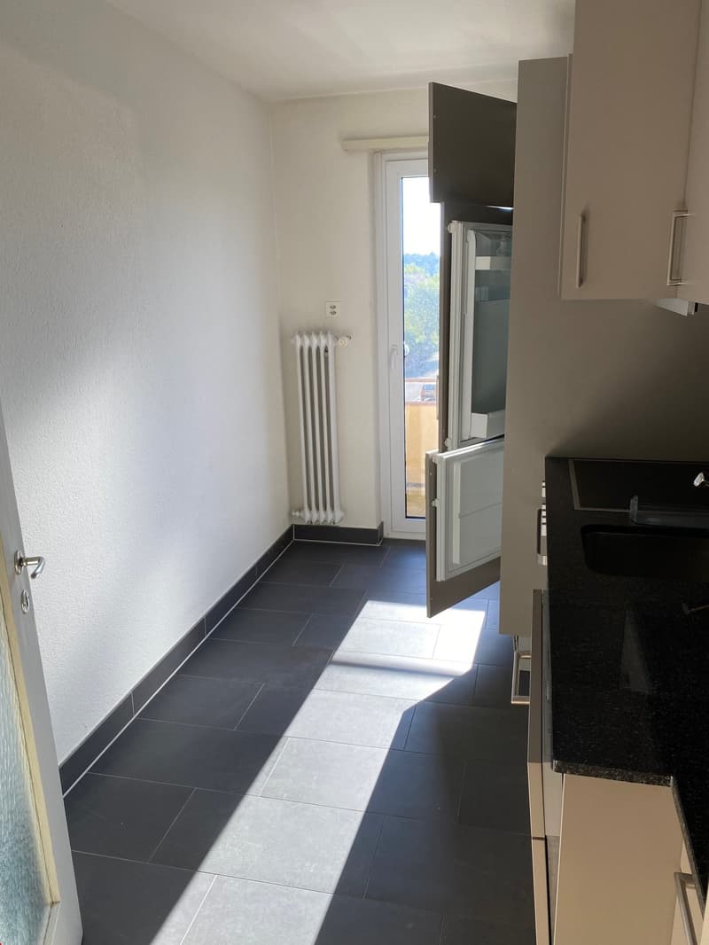 Platz für einen kleinen Tisch in der Küche sowie mit kleinem Küchenbalkon