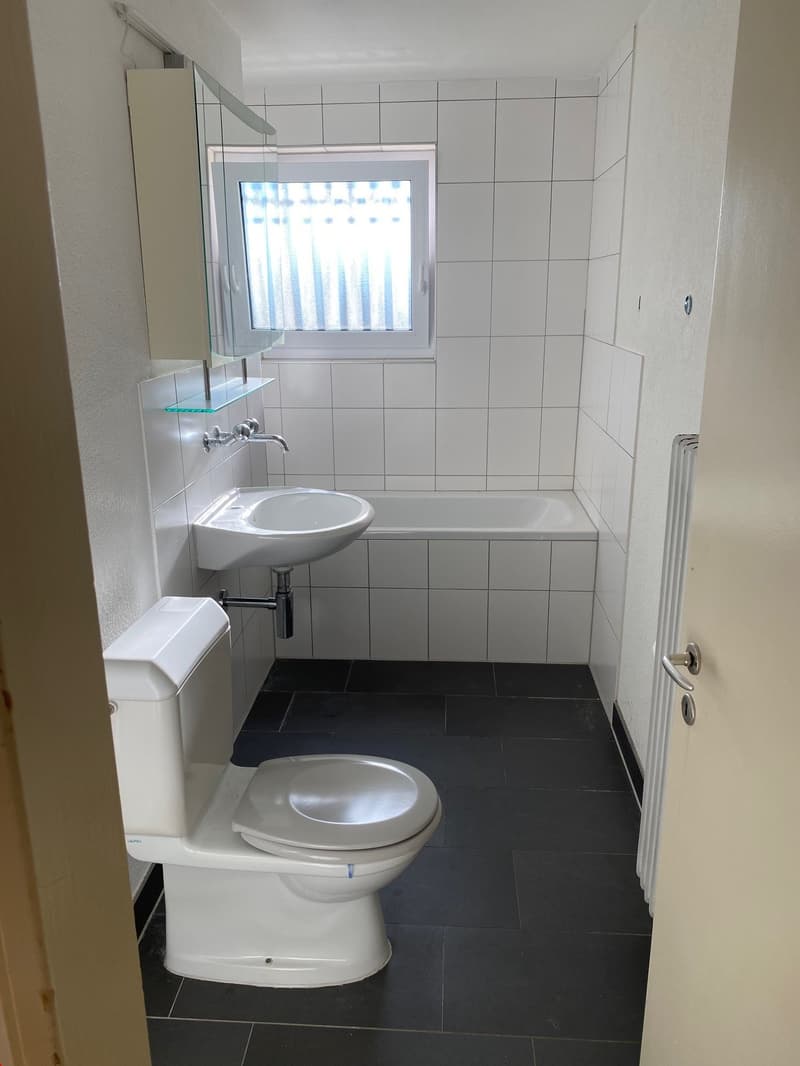 Modernes Badezimmer mit Badewanne, Lavabo, Spiegelschrank und WC