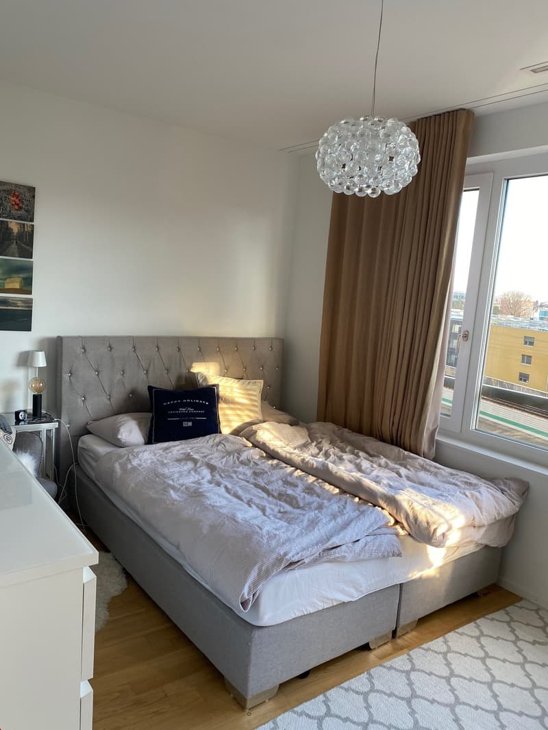 Schönes, geräumiges Schlafzimmer mit Parkett wie in der ganzen Wohnung und viel Platz für einen grossen Schrank