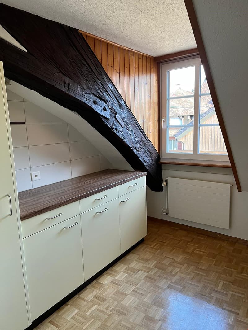 Blick in die geräumige Küche mit Ausblick ins tolle Quartier und ins Städtchen
