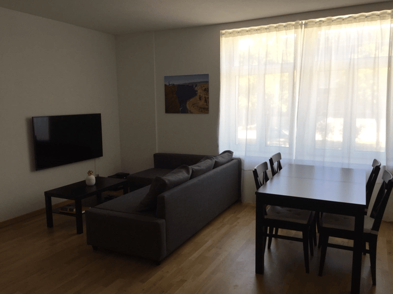 Wohnraum mit viel Platz für eine grosse Sofaecke