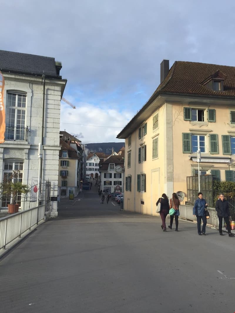 Blick von der Bahnhofbrücke/Fussgängerbrücke in die nahe gelegene Altstadt