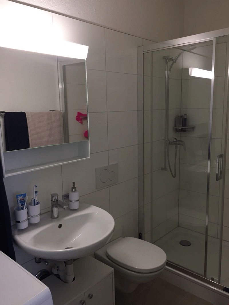 Schönes, modernes Badezimmer mit grosser Dusche