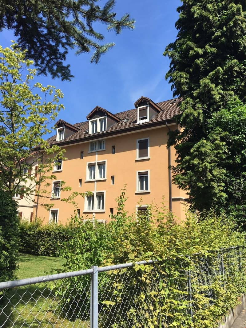 Gegen hinten sehr ruhig gelegen mit Blick ins Grüne und ins Quartier