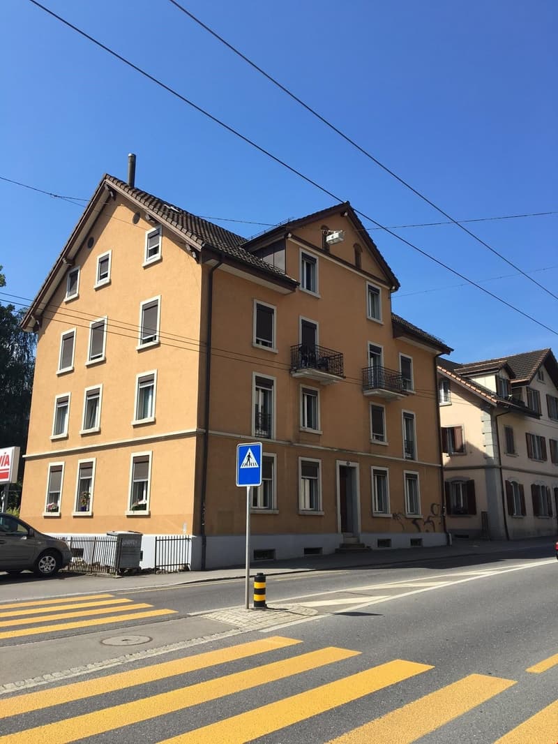 Erhabenes Haus, verkehrstechnisch sehr gut gelegen, auch mit öV