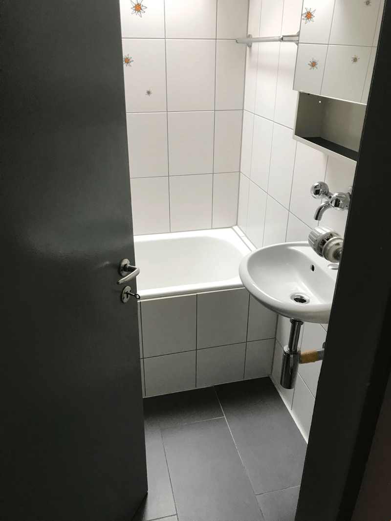 Schönes, modernes Badezimmer mit Badewanne