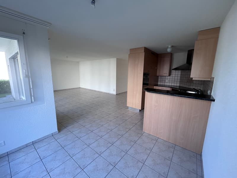 offene Küche mit davorliegendem Essplatz und Blick Richtung Wohnzimmer