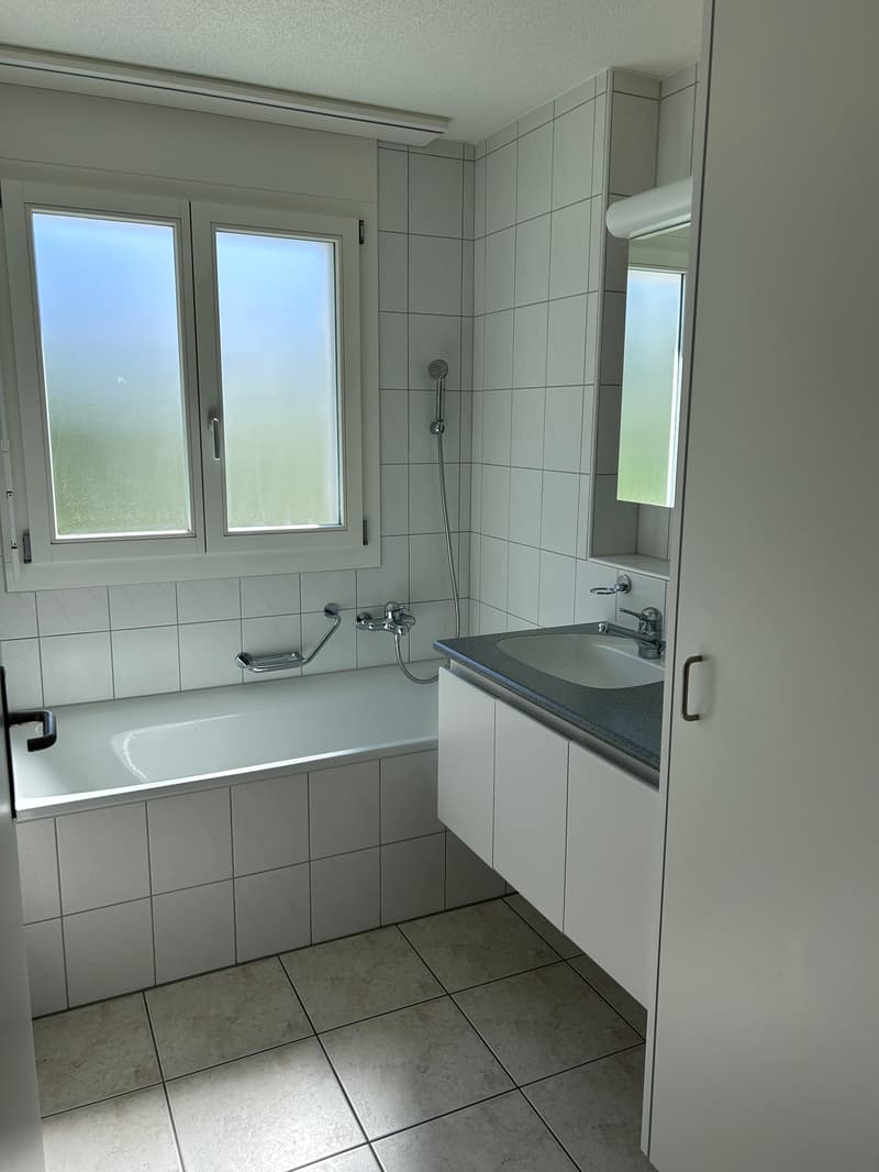 Nasszelle mit Lavabo und Badewanne