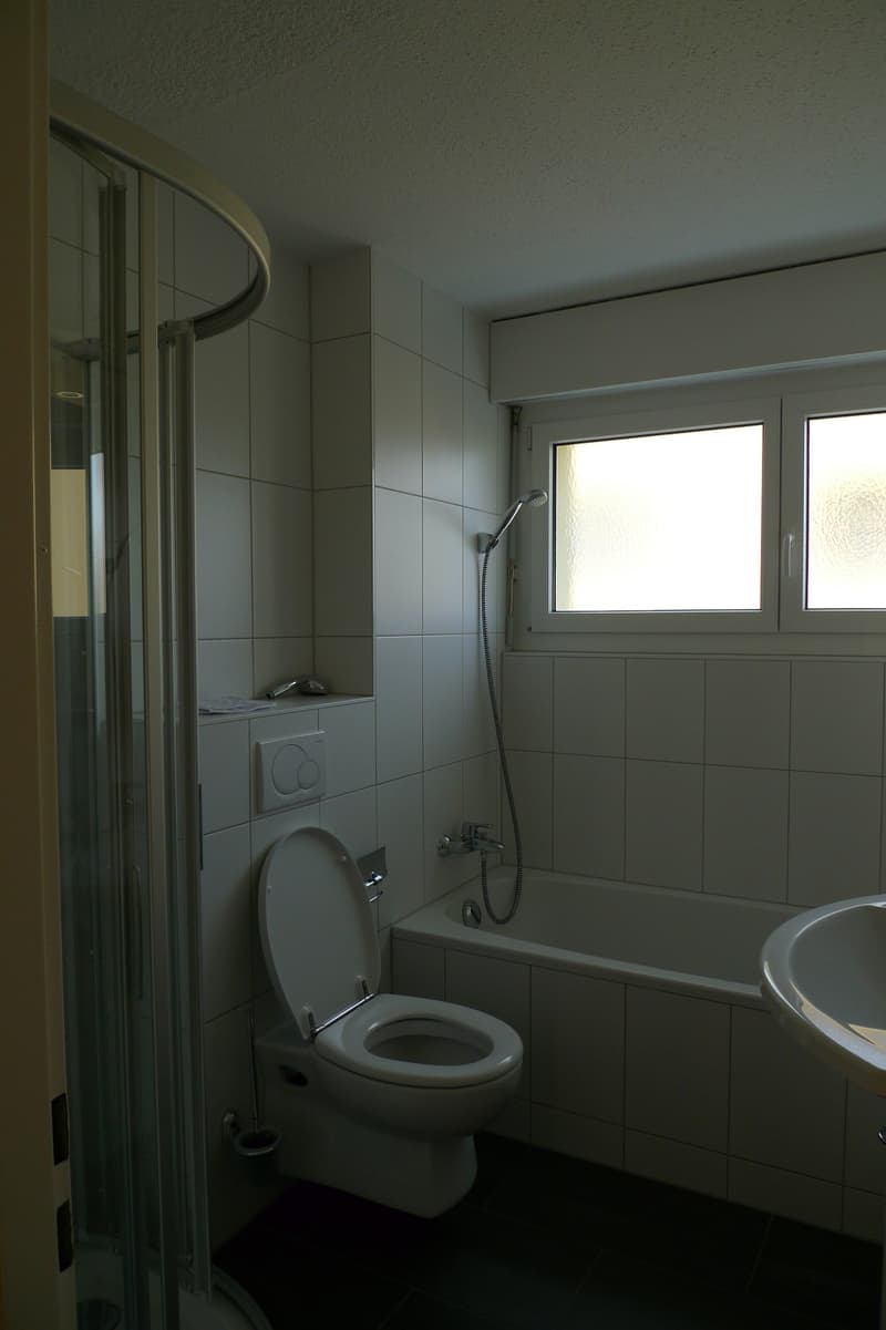 Nasszelle mit Badewanne und Dusche