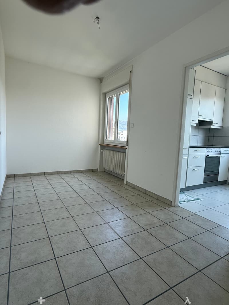 Grosszügige 2.5-Zimmerwohnung mit Balkon im Herzen von Biel (5)