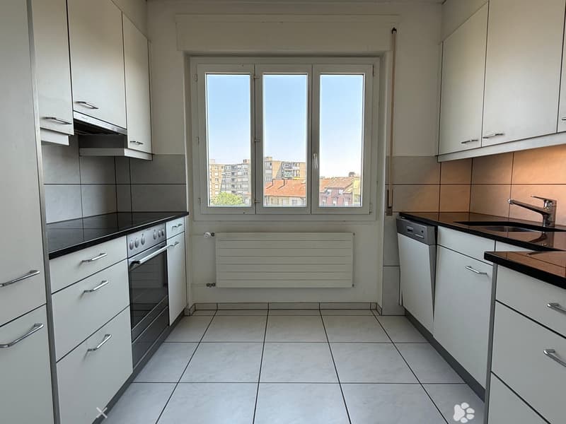 Grosszügige 2.5-Zimmerwohnung mit Balkon im Herzen von Biel (2)