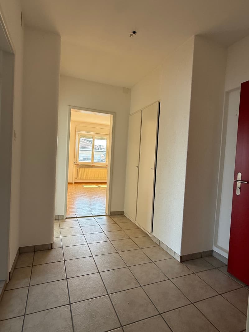 Grosszügige 2.5-Zimmerwohnung mit Balkon im Herzen von Biel (8)
