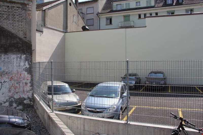 Parkplatz in gesichertem Areal mitten in Biel Bienne (2)