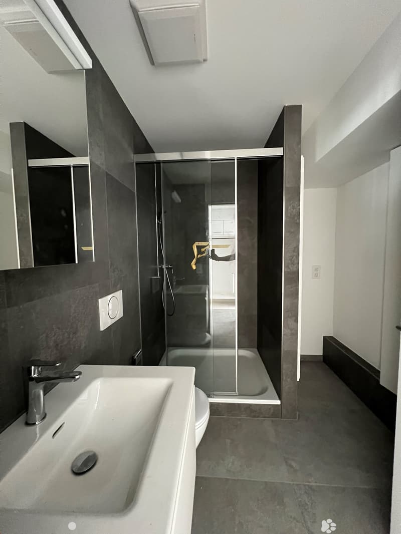 Badezimmer mit Dusche und Toilette
