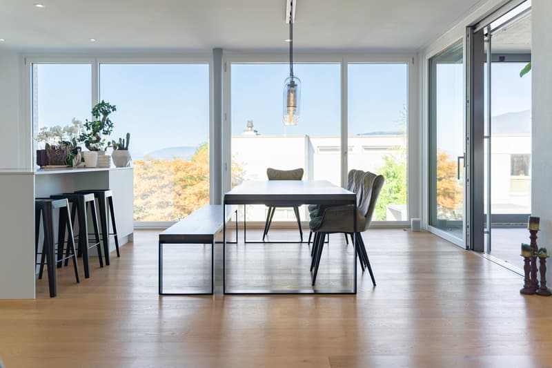 Exklusive 5.5-Zimmer-Traumwohnung mit Seeblick am Oberfeldweg in Bellmund (2)