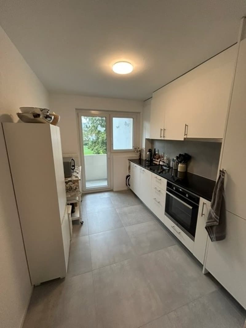 2025 umfassend sanierte 2.5-Zimmerwohnung mit Balkon in Nidau (3)