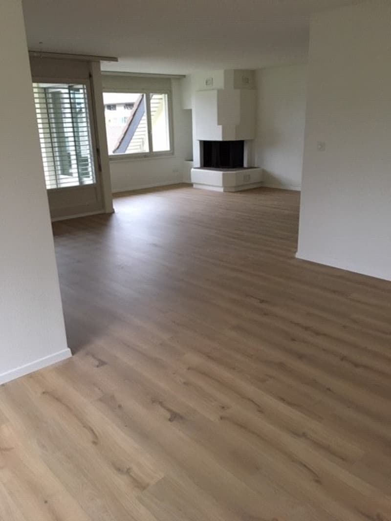 Wohnzimmer_mit_neuen_Boden.jpg