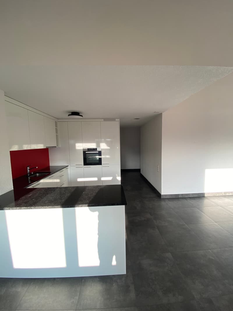 Spacieux appartement de 5.5 pièces avec balcon à Corcelles (2)