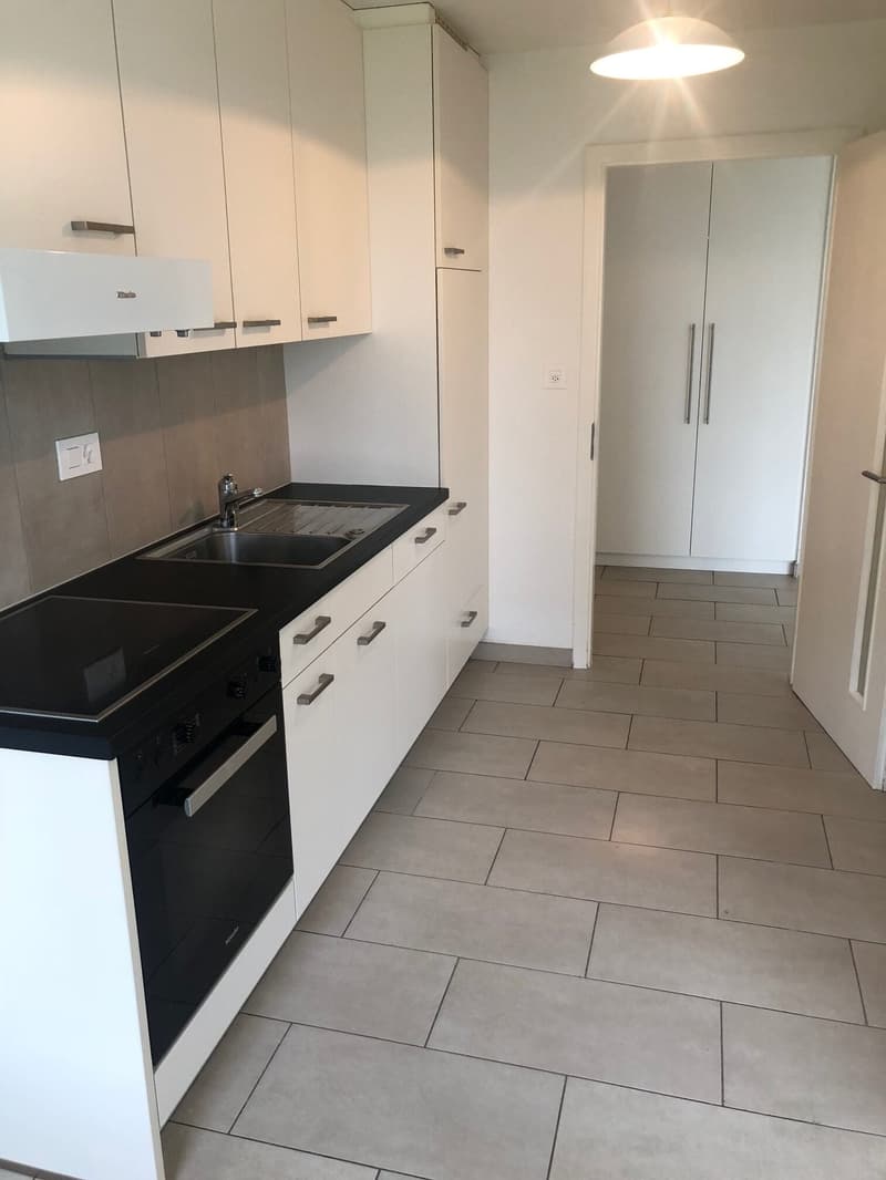 Appartement de 2.5 pièces avec balcon à Hauterive (2)