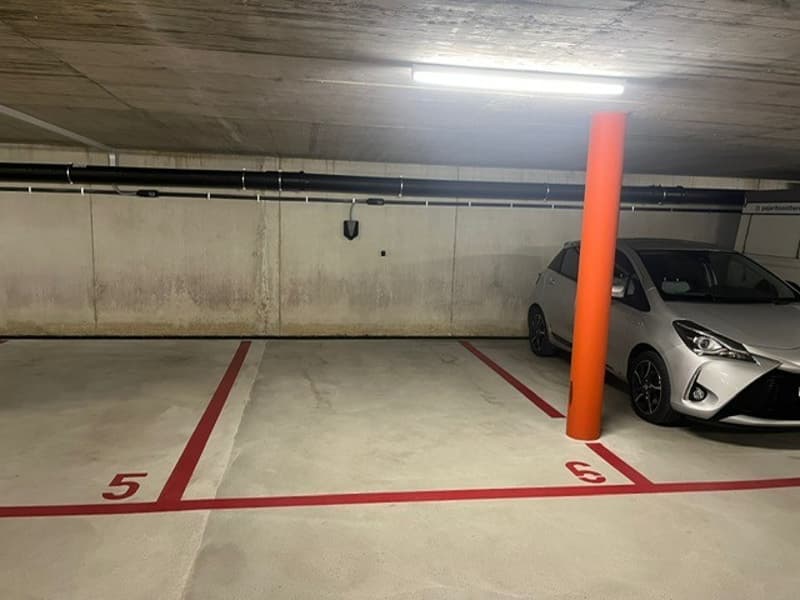 Einstellplatz mit E-Ladestation in UN-Garage zu vermieten (2)