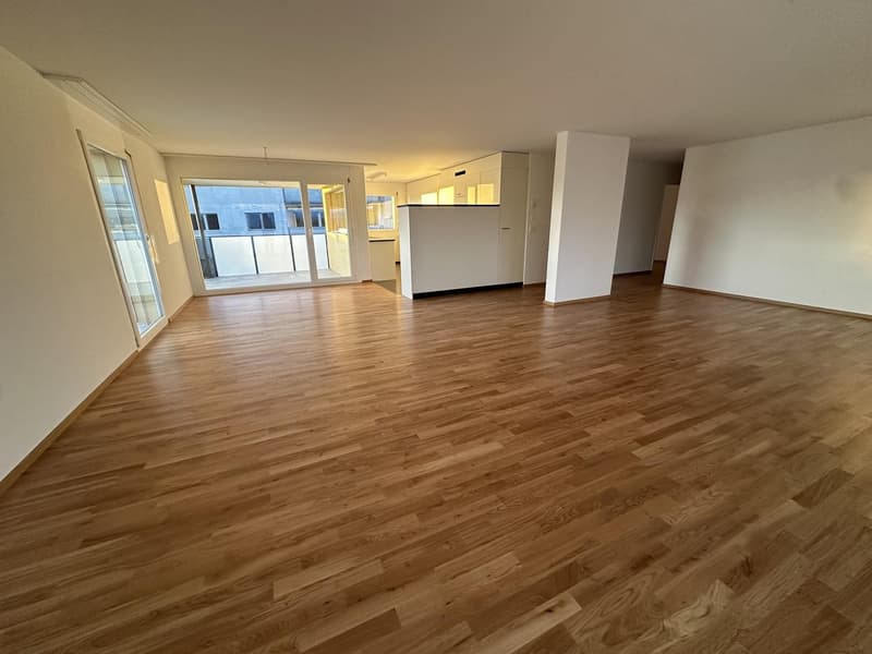 Lichtdurchflutete 5.5-Zimmerwohnung im Oberland zu vermieten (3)