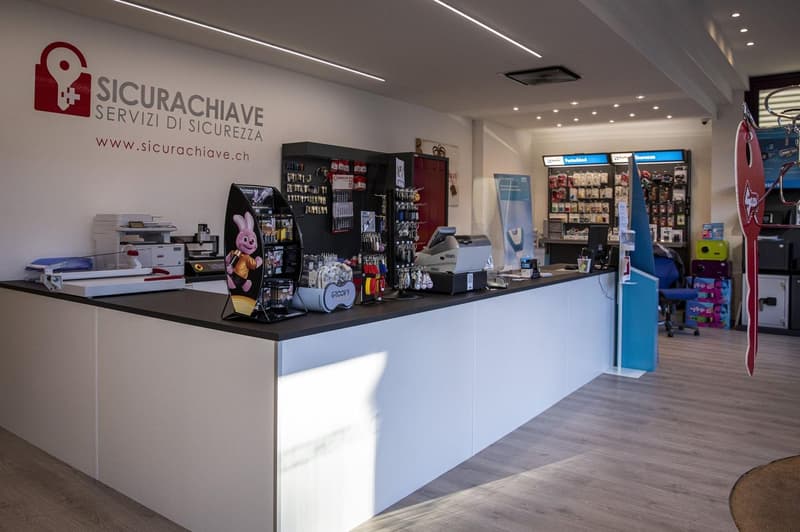 Spazioso e luminoso locale commerciale in affitto nel cuore di Lugano (3)