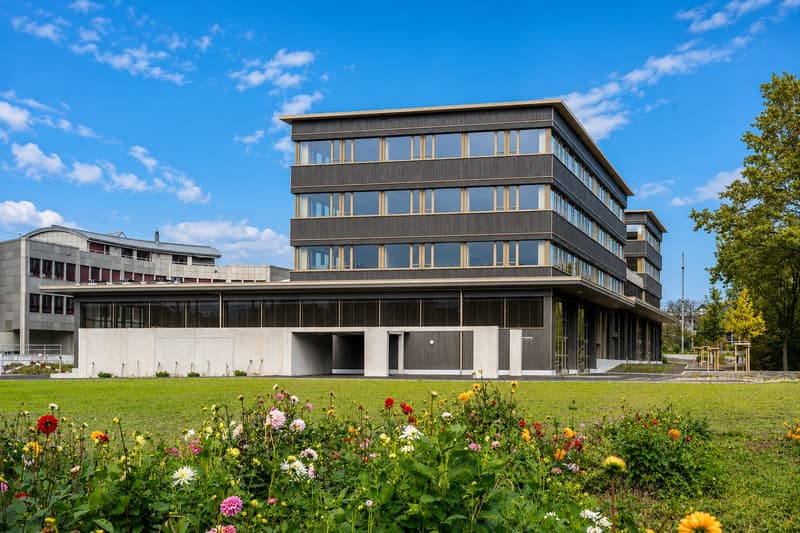 Erstvermietung: Attraktive 4.5-Zimmer-Wohnung auf dem Gewerbeareal ,,Gewerbepark Station Nänikon'' (1)