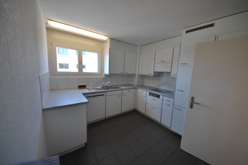 Moderne , grosszügige Wohnung mit viel Raumgefühl, Cheminée und sonnigem Balkon/Wintergarten (4)