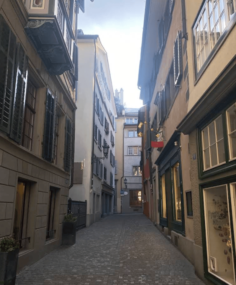 Charmante Altstadtwohnung im Herzen von Zürich (1)