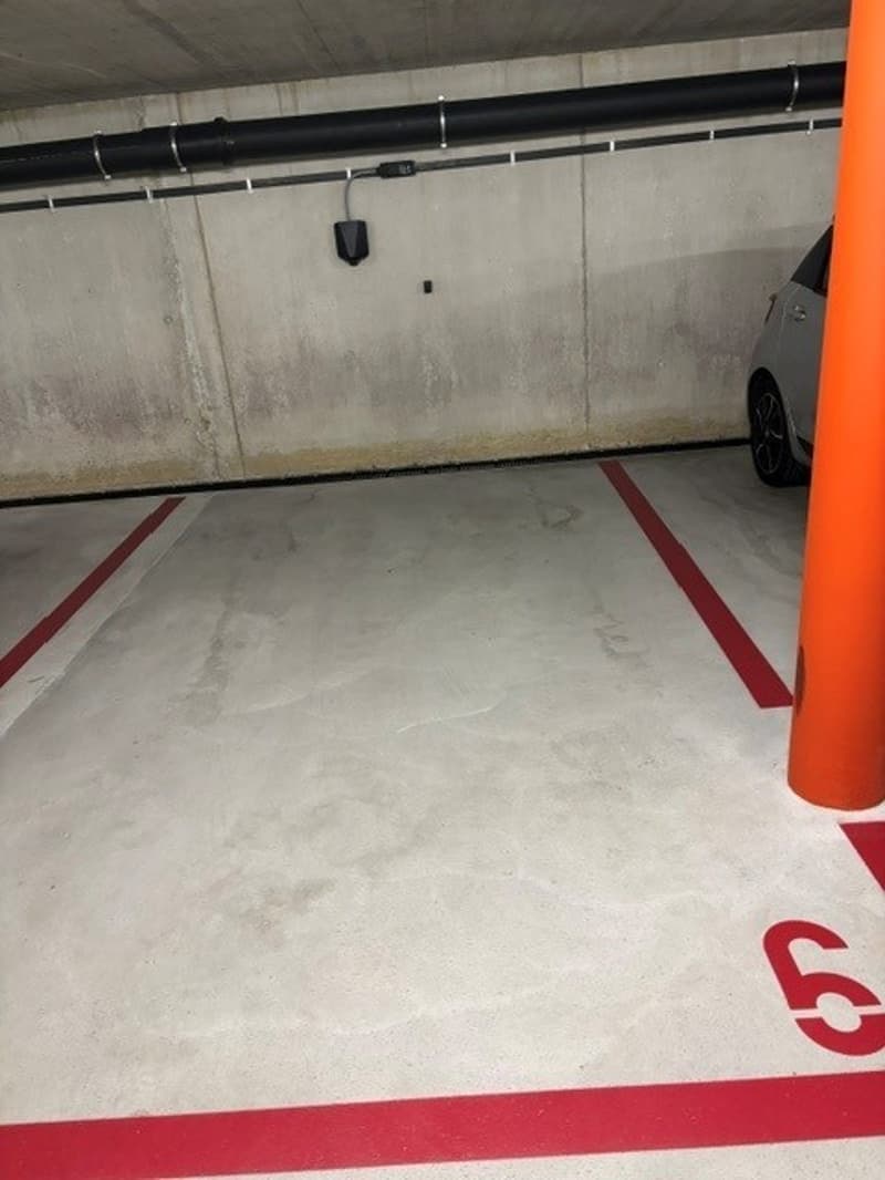Einstellplatz mit E-Ladestation in UN-Garage zu vermieten (2)