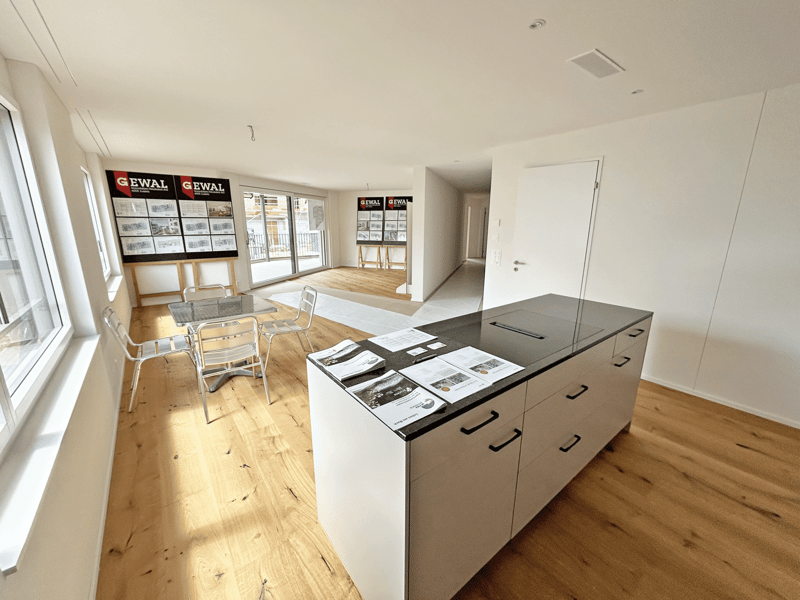 Küche mit Blick in Richtung Wohnen und Essen - Musterwohnung