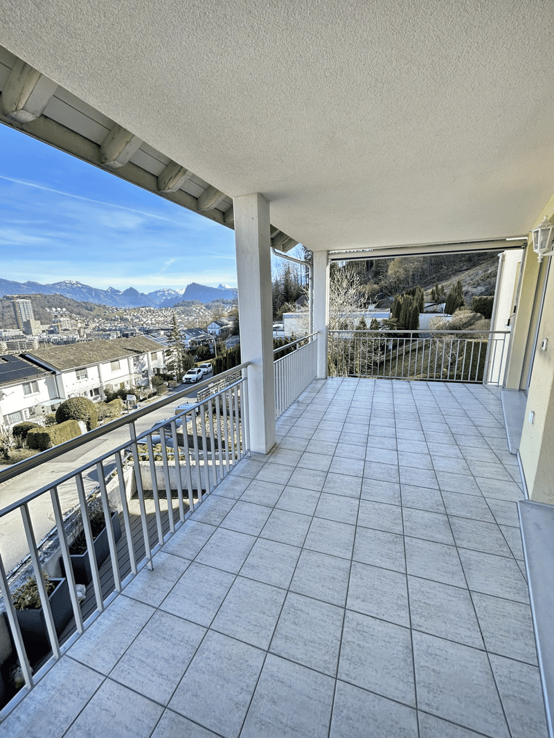 Grosszügiger Balkon mit Weitblick