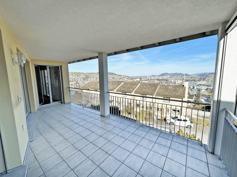 Grosszügiger Balkon mit Weitblick