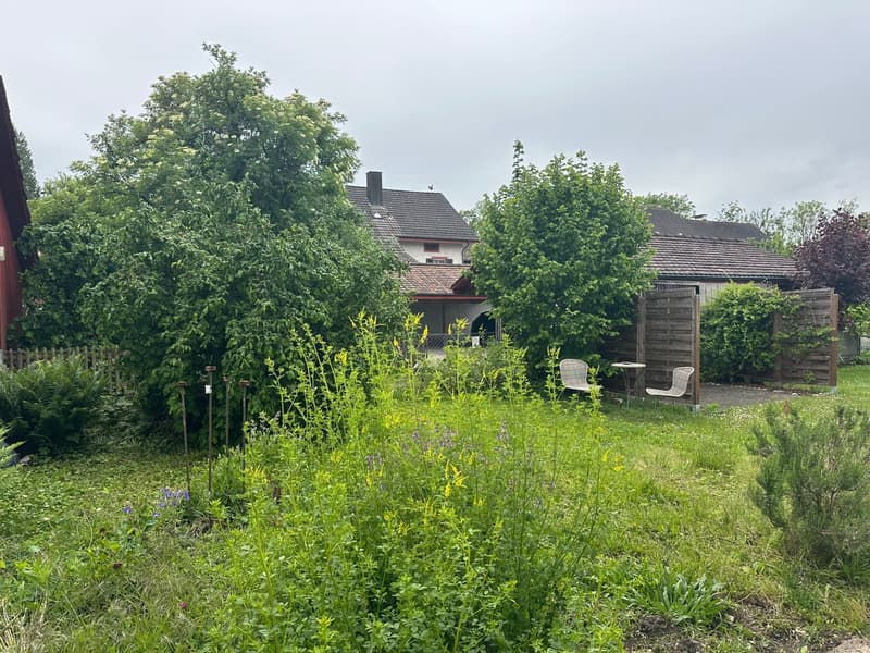 Garten mit Sitzplätzen