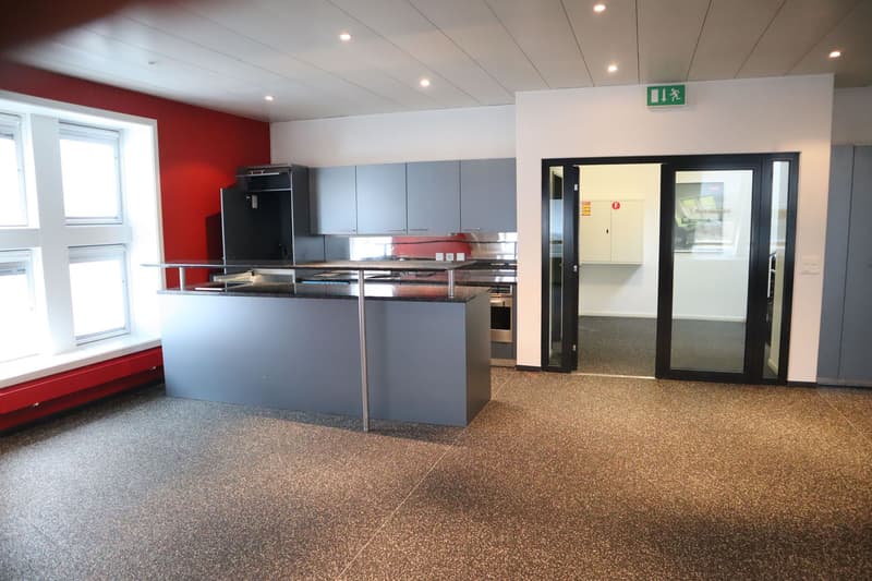 Immeuble de bureau spacieux et moderne à louer (5)