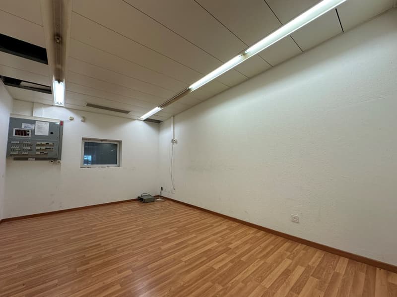 Attraktive Gewerberäumlichkeit mit Einstellhalle und großem Lager! (7)