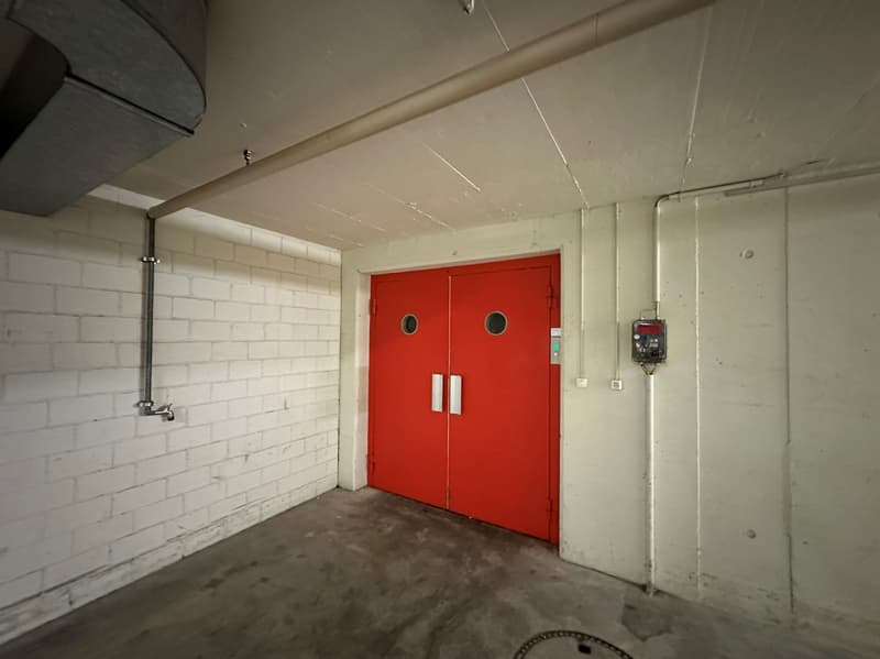 Attraktive Gewerberäumlichkeit mit Einstellhalle und großem Lager! (12)
