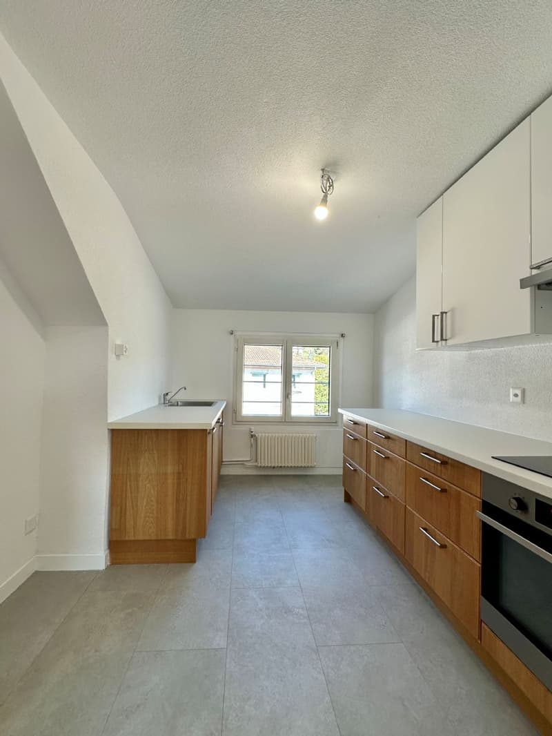 Frisch sanierte und helle 2.5-Zimmerwohnung an zentraler Lage zu vermieten! (2)