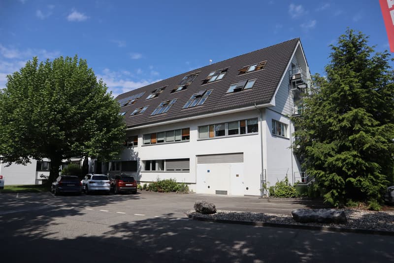 Grosszügiges und modernes Bürohaus zu vermieten (1)