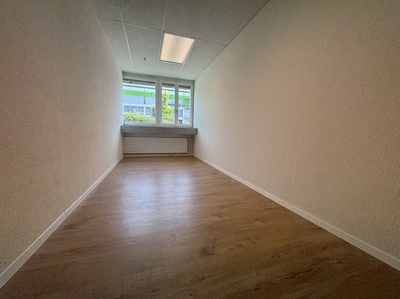 Büro-/Gewerbe- oder Praxis- Atelierstandort an optimaler Lage zu vermieten! (9)