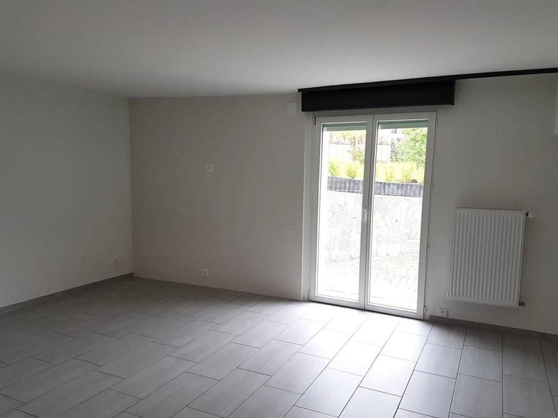 empty room, white walls, tiled floor, sliding glass door, white radiator