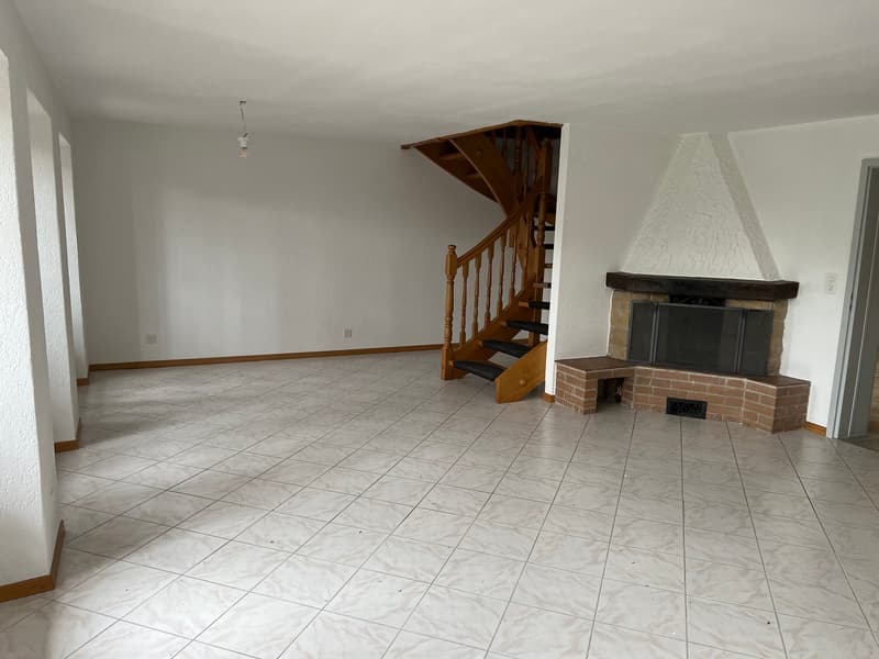 empty room, white tiles, fireplace, wooden staircase
