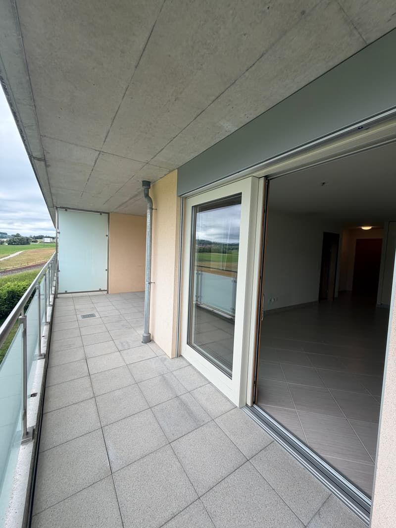 "Romont – 2.5 pièces moderne avec grand balcon de 15.7 m² et parking souterrain (6)