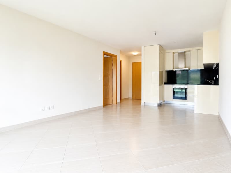 "Romont – 2.5 pièces moderne avec grand balcon de 15.7 m² et parking souterrain (2)