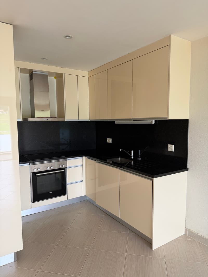 "Romont – 2.5 pièces moderne avec grand balcon de 15.7 m² et parking souterrain (4)