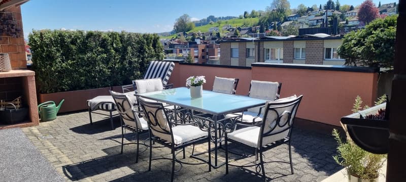 Attikawohnung mit gedeckter Terrasse! (1)