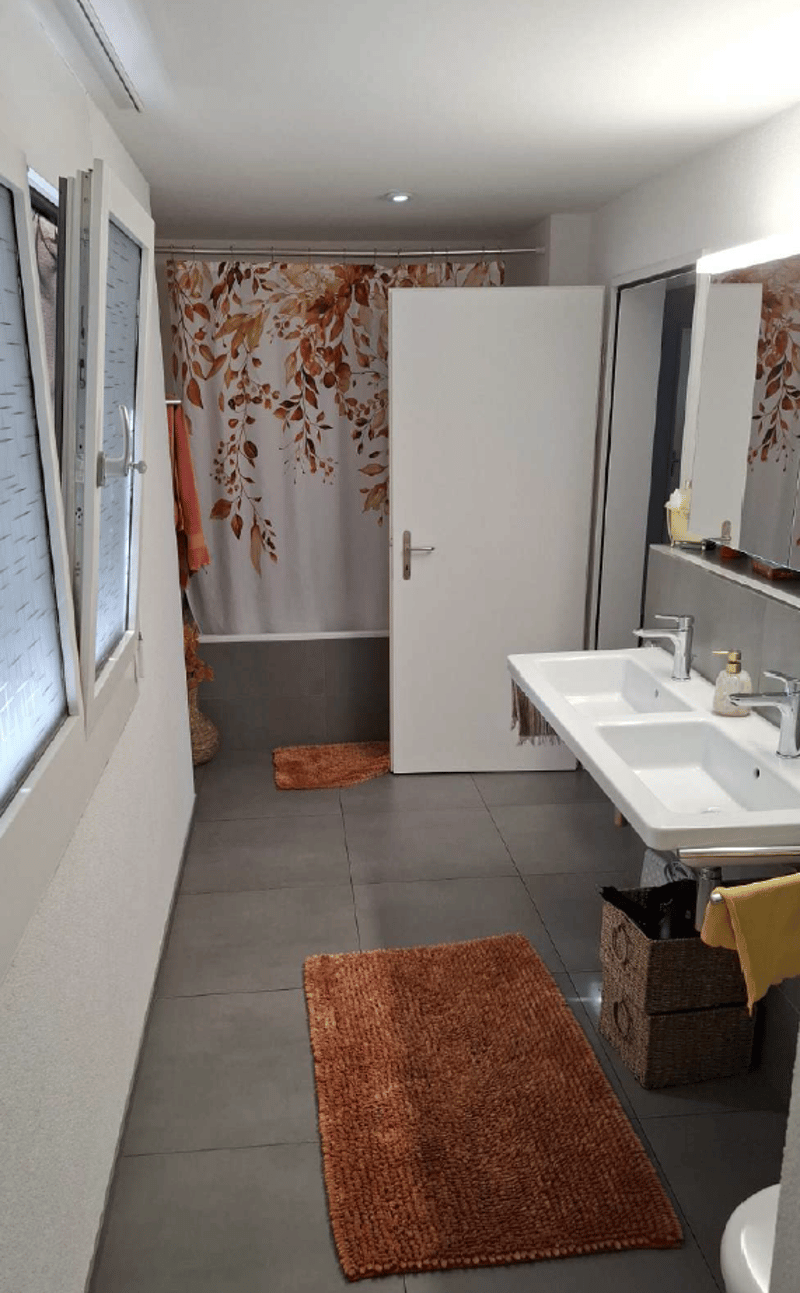 Badezimmer mit Doppellavabo und Badewanne