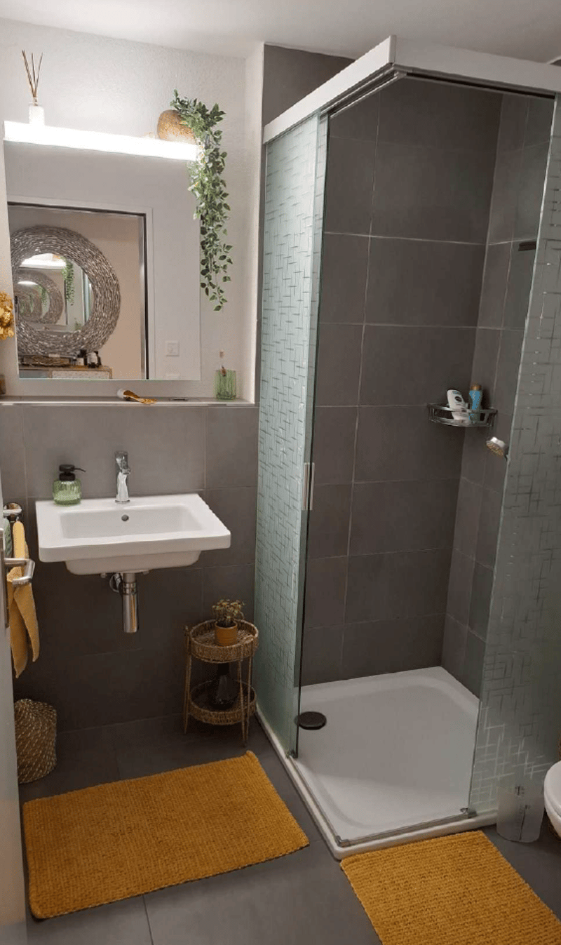 Badezimmer mit Dusche