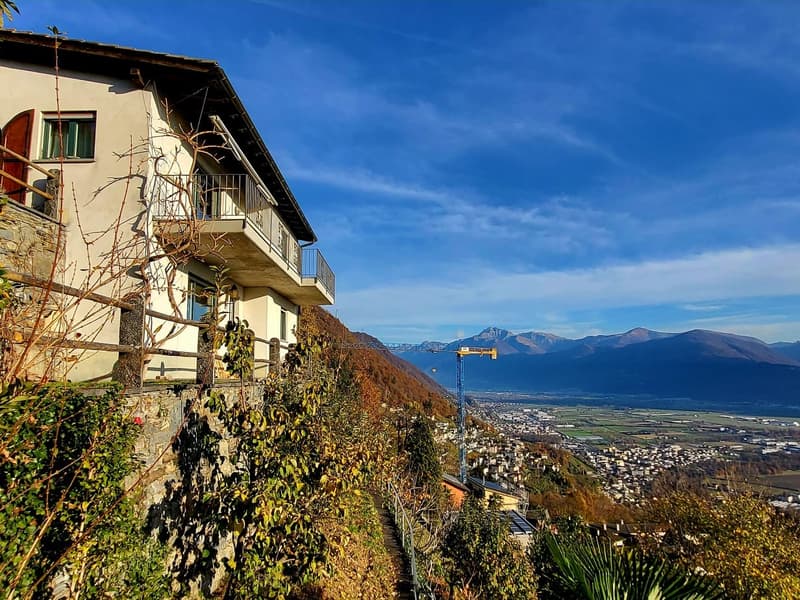 Schöne Villetta an reiner Südhanglage (1)